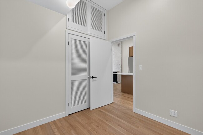 Building Photo - 2132 W Potomac Ave