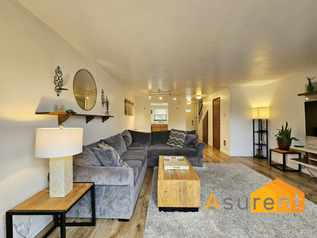 Building Photo - Fully Furnished Private Setting Townhouse,...