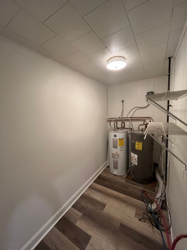 Building Photo - 930 Helios Ave