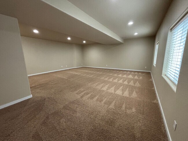 Building Photo - 5 Bedroom, 3 Bathroom Single-Family Home w...