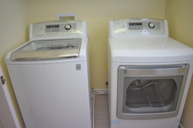 Building Photo - Beautiful 5 bedroom, 5 bath home in Desirable North Park Irvine