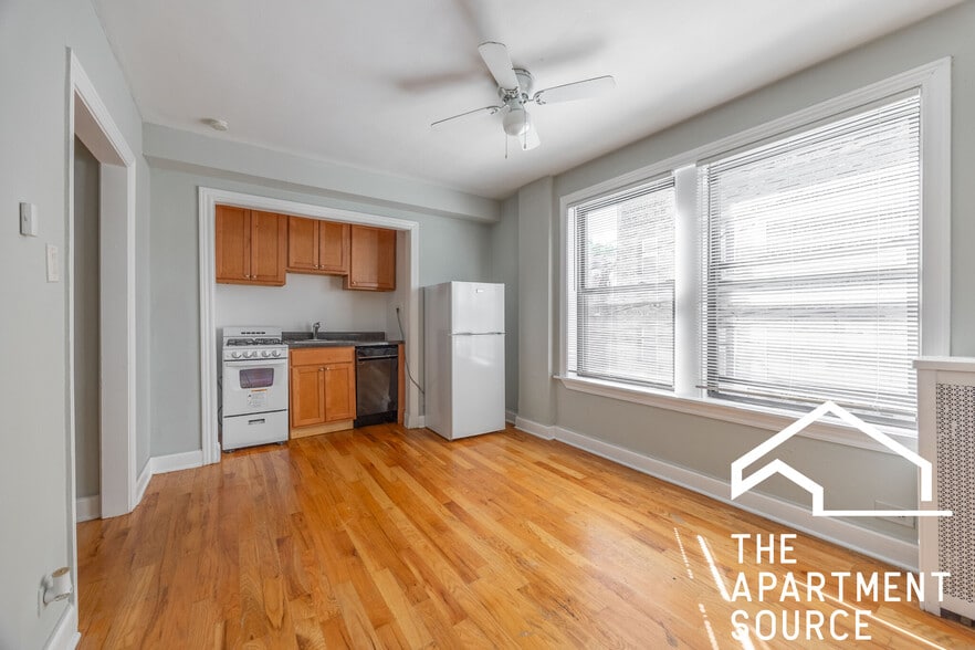 Primary Photo - 737 W Belmont Ave