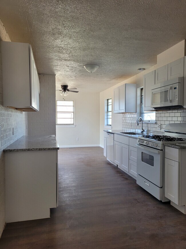 Building Photo - 8204 S Country Club Dr