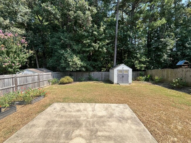 Building Photo - Classic 3BD, 2BA Apex Home in a Prime Location with a Fully Fenced Yard