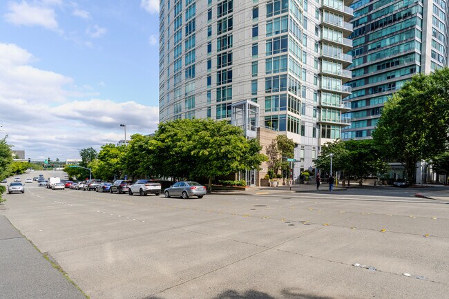 Building Photo - 11000 NE 10th St