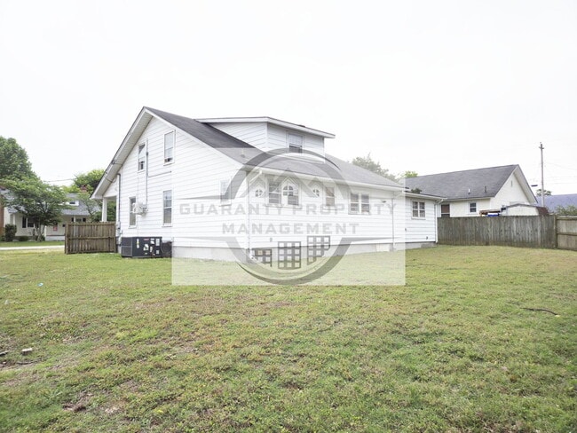 Building Photo - 304 S 17th St