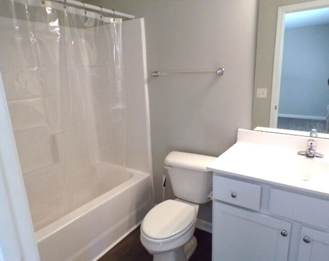 Building Photo - 4 Bedroom Townhome Located In Allenwood