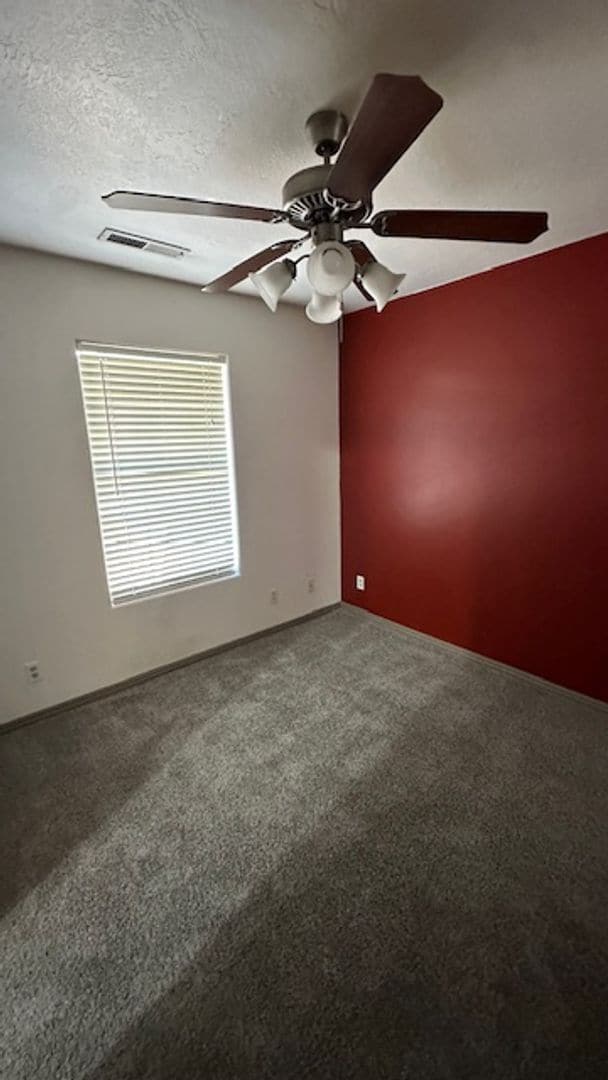 Building Photo - 3 bedroom home Community Pool - Pet Friendly!