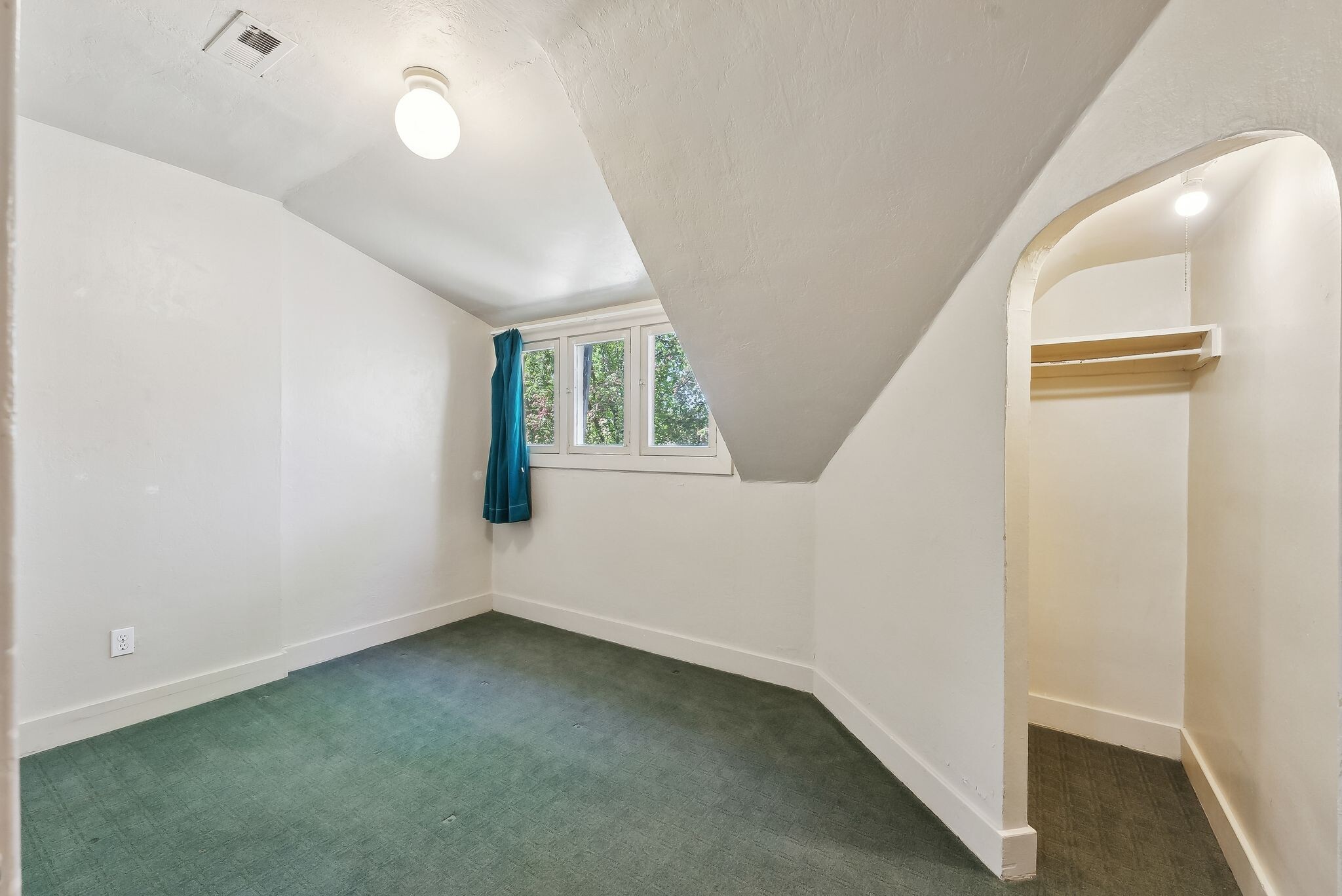 Building Photo - 1004 E 200 S