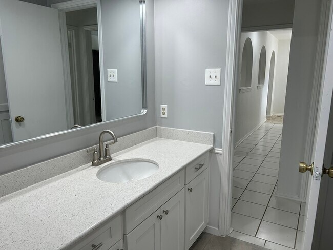 Building Photo - 1709 Vicksburg Dr