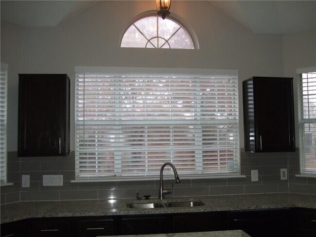 Building Photo - 505 Picketts Dr