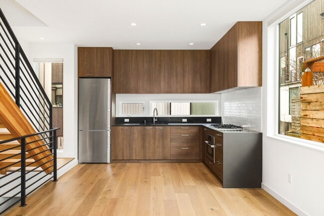 Building Photo - Eastlake 3 Bedroom Townhouse with Rooftop Deck/Views