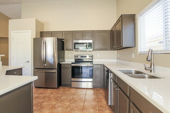 Building Photo - 15316 W Laurel Ln