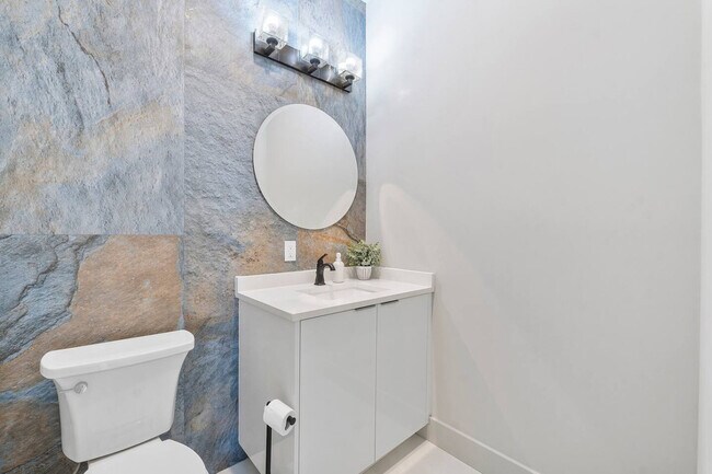 Building Photo - 99 Seaside Ave