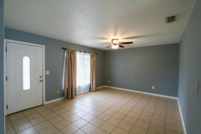 Building Photo - Spacious 2-Bed, 2-bath, 2 car garage pool ...