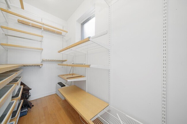 Building Photo - 1541 N Bosworth Ave
