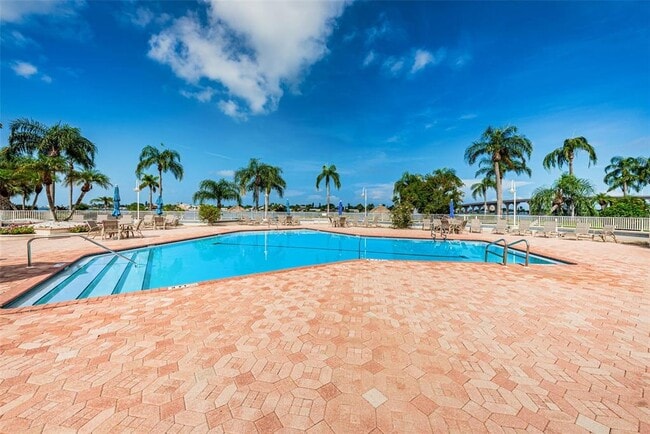 Building Photo - 5901 Bahia Del Mar Cir N