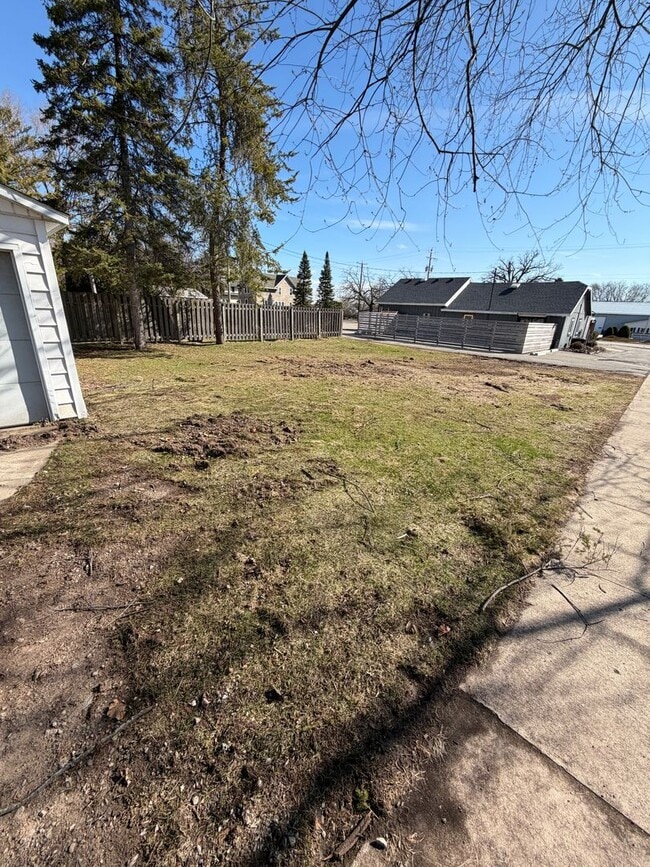 Building Photo - 2-Bedroom 1-Bathroom Single Family Home