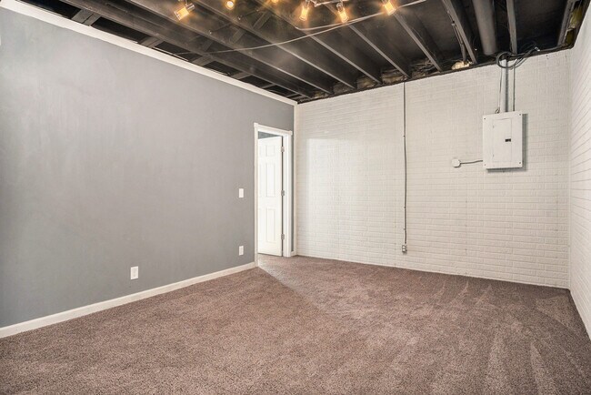 Building Photo - 10827 Ellison Ave