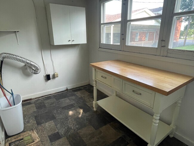 Building Photo - 156 E Cox St