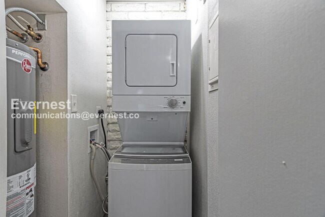 Building Photo - 1014 S Farmer Ave