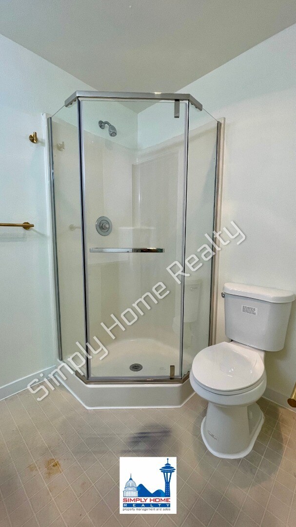 Building Photo - MOVE-IN READY LUXURY RENTAL - Beautifully Renovated 3 Bedroom, 2 Bathroom Duplex in Quiet Cul-de-...
