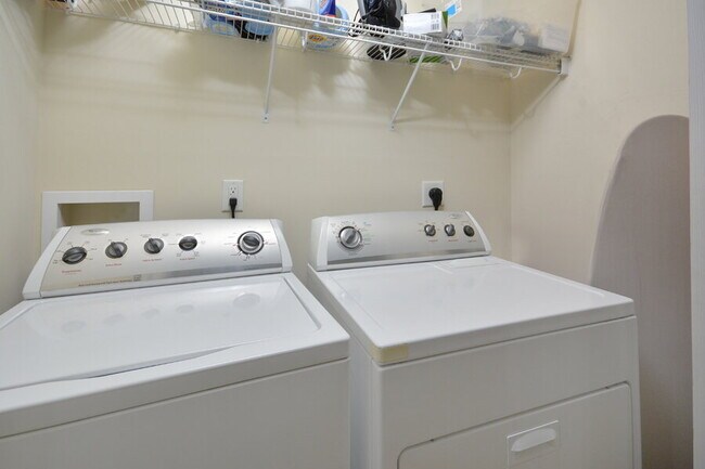 Building Photo - Modern 2BR/2.5BA Townhome in Stratford Lakes – Minutes to Southpoint & Downtown Durham!