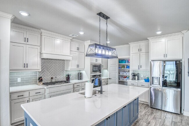 Building Photo - Spacious 5-Bedroom Home with 3 Full Baths ...