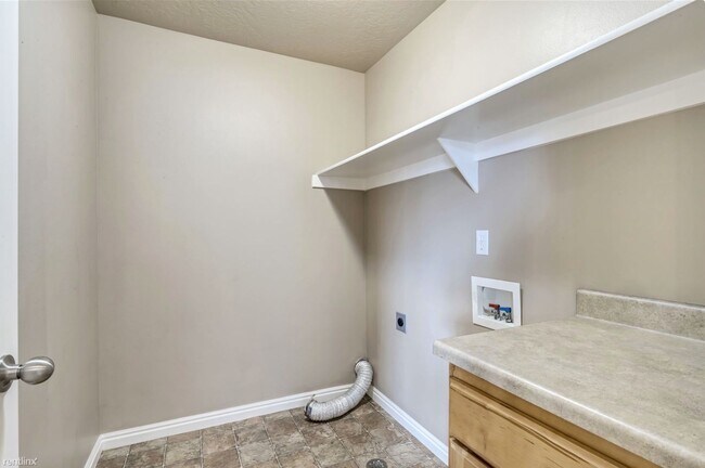Building Photo - Beautiful Orem Townhouse