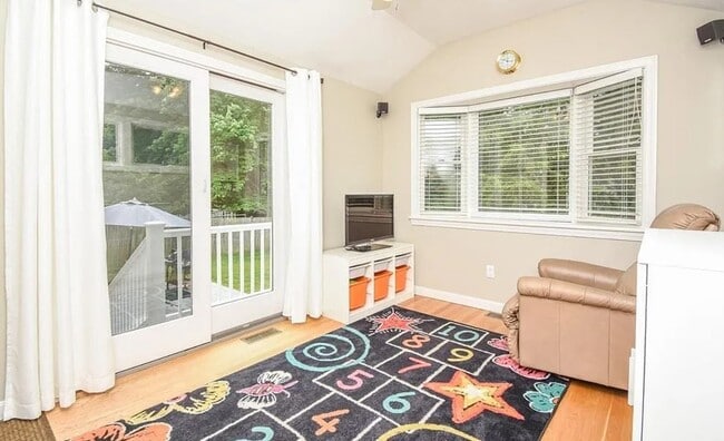 Building Photo - 19 Beatty St