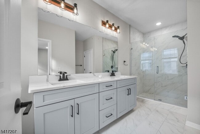 Building Photo - 8 Jessica Ln