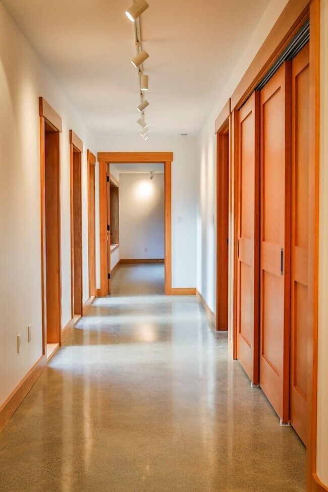 Building Photo - Private, Custom Home in Greenbank!