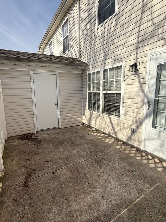 Building Photo - Roommate friendly floorplan minutes from downtown