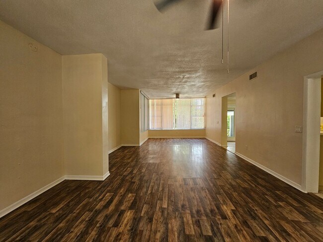 Building Photo - 6 Bedroom/3 Bath home in Black Acres