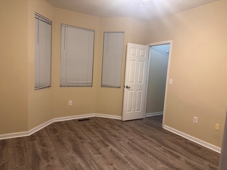 Building Photo - 7545 Mansion Cir