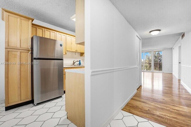 Building Photo - 250 Jacaranda Dr