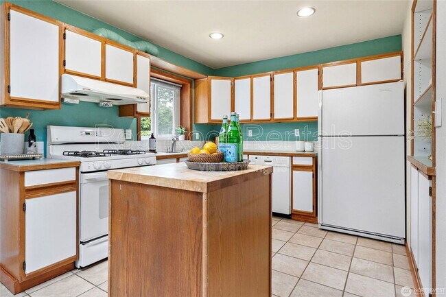 Building Photo - 11807 96th Ave SW