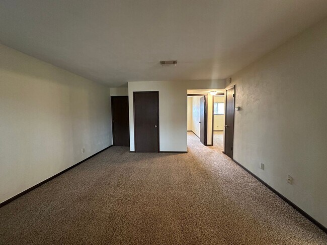 Building Photo - 2 Bedroom/1 Bath Apartment For Rent