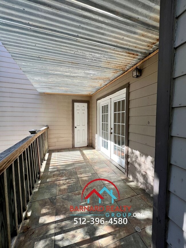 Building Photo - 402 N Fredericksburg St