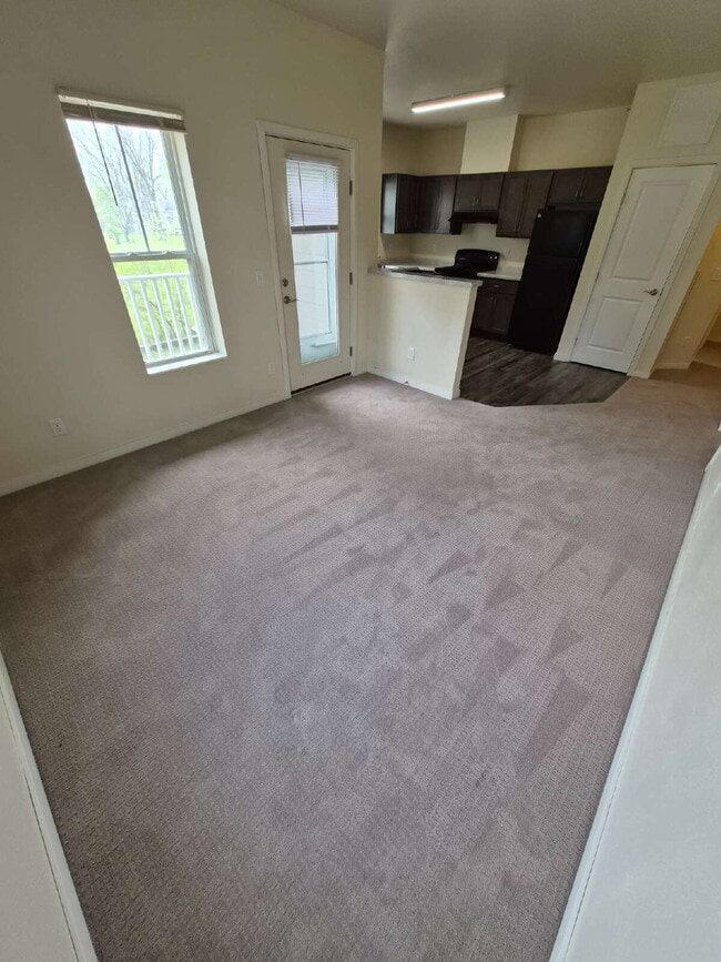 Building Photo - 2 Bedroom | 1 Bathroom 2nd Floor Apartment Available RIGHT NOW!