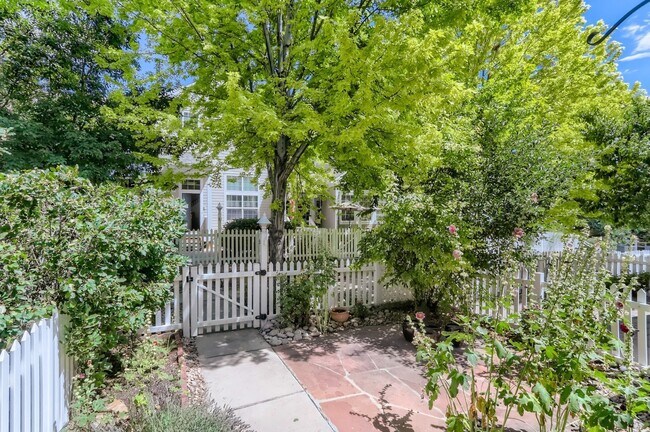 Building Photo - Sunny townhome in West Longmont!