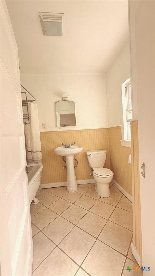 Building Photo - 724 N Beal St