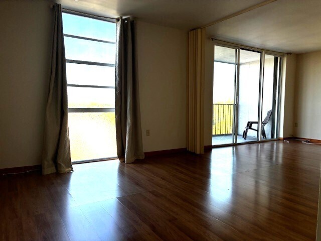 Building Photo - 2500 NE 135th St