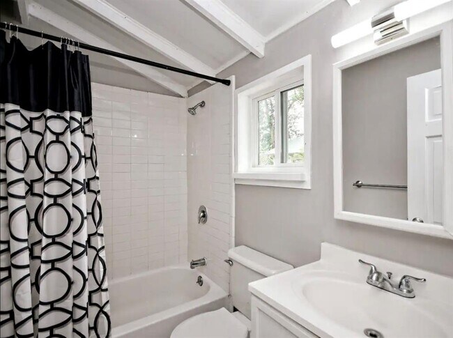 Building Photo - 211 Lessin Ln