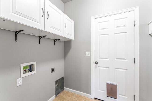 Building Photo - 552 E Whitney Ct