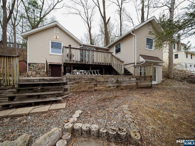 Building Photo - 240 Acabonack Rd