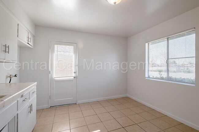 Building Photo - 2 Bedroom/1 Bath Apartment  - $995 Per Month!