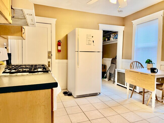 Building Photo - 37 Hilton St