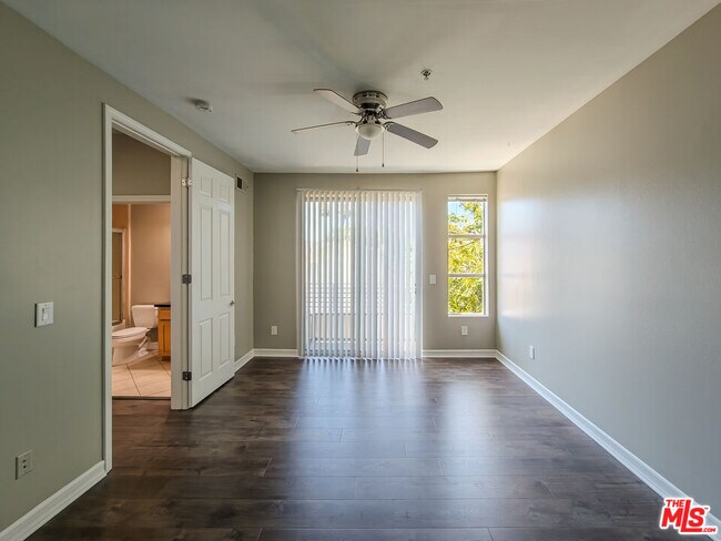 Building Photo - 5237 Willowcrest Ave