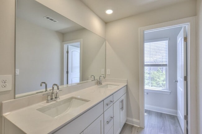 Building Photo - New Townhome in a prime location in Gallatin